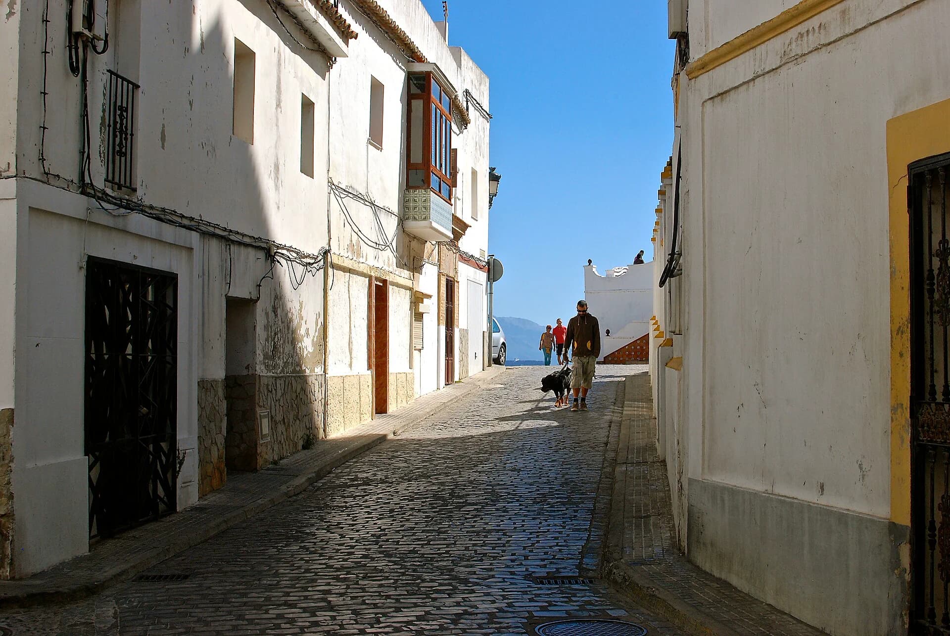 A whitewashed lane in the old town of Tarifa running down to the sea